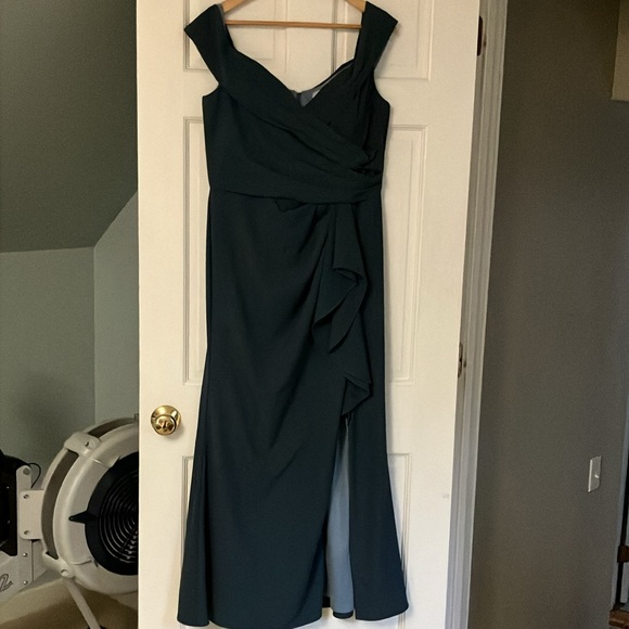 Stunning Floor-length Dress - Picture 2 of 7